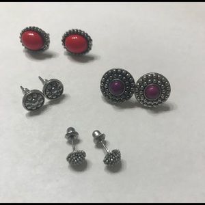 Set of stud earrings